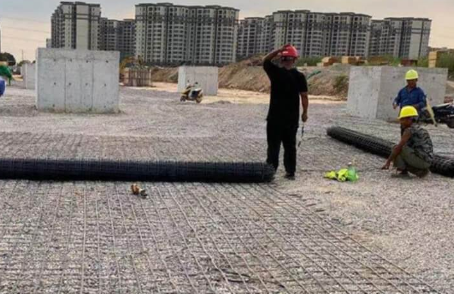 城区土工格栅铺设前地基要怎么处理？
